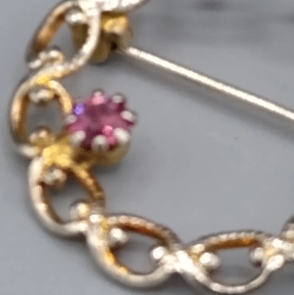 Gold tone Filigree Rhinestone Wreath Circle Brooch Pin Vintage - Picture 2 of 10